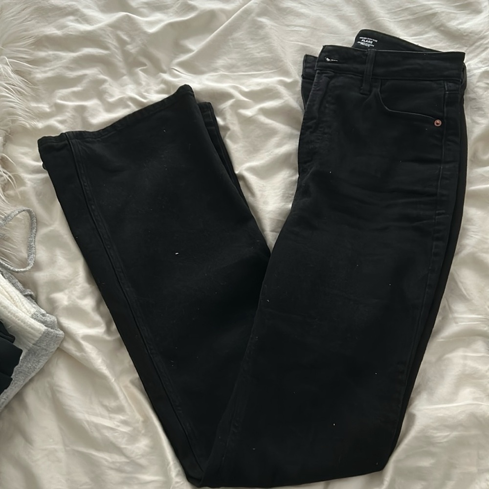 Hugged black flare jeans